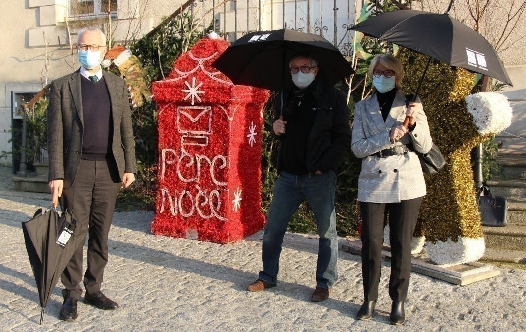 En Bretagne, un maire achète des centaines de parapluies pour les clients qui attendent dehors